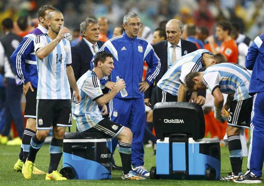 I giocatori argentini cercano di ritrovare le energie prima dell’inizio dei supplementari. Reuters
